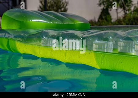 Riposati vicino alla piscina materasso gonfiabile sull'acqua in Croazia Foto Stock