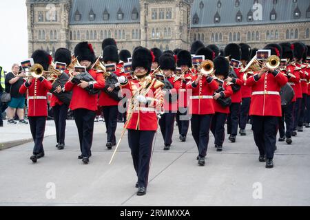 La Guardia cerimoniale parte da Parliament Hill l'ultimo giorno del Canada nella cerimonia di marzo del 25 agosto 2023. Foto Stock