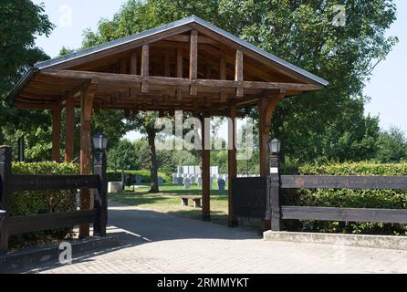 Szekesfehervar, Ungheria - 20 agosto 2023: Il Vecchio Cimitero dello Spirito Santo a Szekesfehervar contiene 2300 tombe tedesche della seconda guerra mondiale e 1200 tombe di Foto Stock