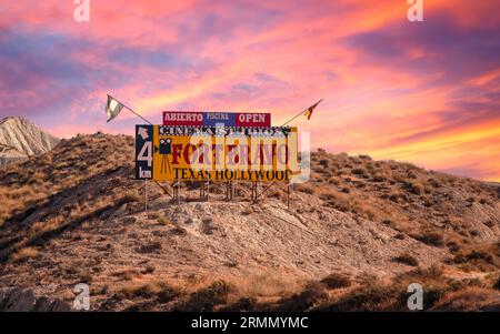 Almeria/Spagna – 12 novembre 2022: Cartello, Fort Bravo nel deserto di Tabernas in Spagna serve come set cinematografico per spaghetti WESTERN. Foto Stock