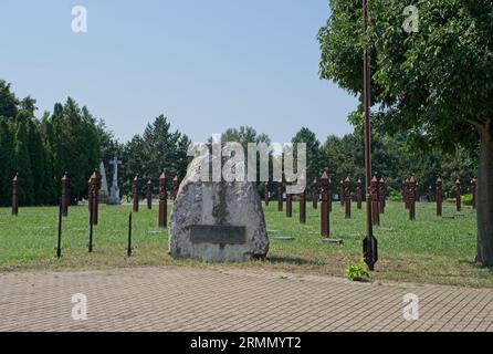 Szekesfehervar, Ungheria - 20 agosto 2023: Il Vecchio Cimitero dello Spirito Santo a Szekesfehervar contiene 2300 tombe tedesche della seconda guerra mondiale e 1200 tombe di Foto Stock