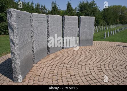 Szekesfehervar, Ungheria - 20 agosto 2023: Il Vecchio Cimitero dello Spirito Santo a Szekesfehervar contiene 2300 tombe tedesche della seconda guerra mondiale e 1200 tombe di Foto Stock