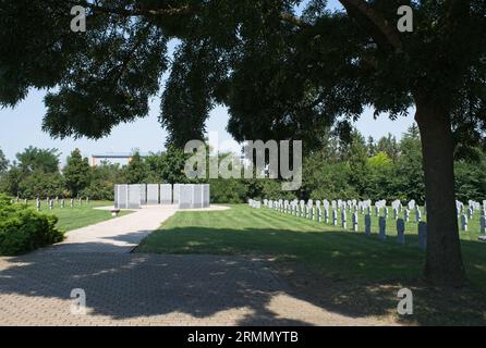 Szekesfehervar, Ungheria - 20 agosto 2023: Il Vecchio Cimitero dello Spirito Santo a Szekesfehervar contiene 2300 tombe tedesche della seconda guerra mondiale e 1200 tombe di Foto Stock