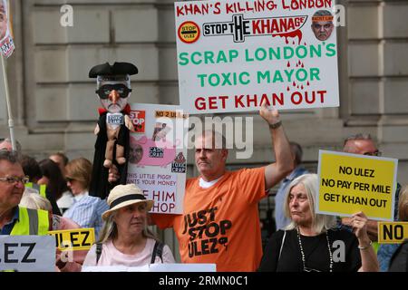 Londra, Regno Unito. 29 agosto 2023. Protesta anti-ULEZ fuori Downing Street a Londra. Il controverso schema ULEZ (Ultra Low Emission zone) del sindaco di Londra Sadiq Khan è stato esteso in tutta la grande Londra da oggi e richiede alle persone con veicoli non conformi di pagare £ 12,50 al giorno quando guidano per la capitale. Credito: Waldemar Sikora / Alamy Live News Foto Stock