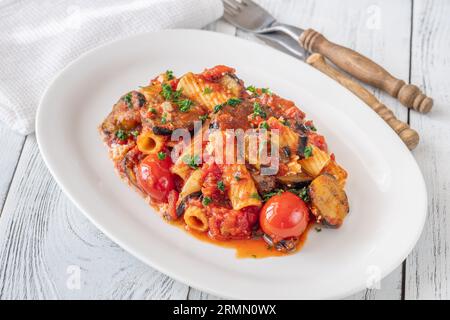 Pasta alla norma con melanzane, salsa di pomodoro e ricotta Foto Stock