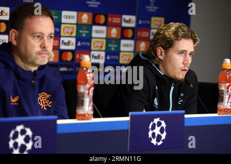 EINDHOVEN - l'allenatore Michael Beale dei Rangers FC e Todd Cantwell guarda avanti alla partita decisiva dei Rangers FC contro il PSV nei play-off della Champions League. La prima partita tra i due club si è conclusa con un pareggio (2-2) la scorsa settimana. Il vincitore del dittico si qualifica per la fase a gironi. VINCENT JANNINK Foto Stock