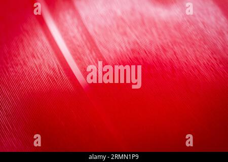 Macrofotografia di dischi in vinile di colore rosso. Superficie di un vecchio disco in vinile. Profondità di campo bassa. Foto Stock