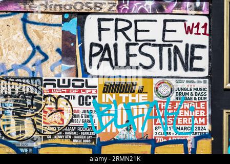 Cartello di protesta Free Palestine disegnato da un cartello stradale W11 a Notting Hill, Londra, Regno Unito. Poster per eventi e graffiti a parete. Shaggy è in viaggio Foto Stock