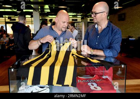 Il collezionista di camicie di cimeli del calcio Steve Plant con David Harper Wolverhampton Wanderers Value Day della BBC Foto Stock