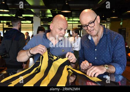 Il collezionista di camicie di cimeli del calcio Steve Plant con David Harper Wolverhampton Wanderers Value Day della BBC Foto Stock