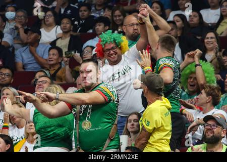 Pasay City, Filippine. 29 agosto 2023. I tifosi della squadra di basket lituana celebrano la partita della Coppa del mondo di pallacanestro maschile FIBA 2023 tra Lituania e Montenegro presso la MOA Arena. Punteggio finale Lituania 91:71 Montenegro credito: SOPA Images Limited/Alamy Live News Foto Stock