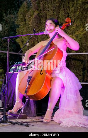 Ana Carla Maza in concerto per gli inviti al Festival, all'Oppidum d'Enserune. Nissan-lez-Enserune, Occitanie, Francia Foto Stock