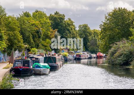 Regent's Canal, Victoria Park, Hackney, Londra, Inghilterra - 29 luglio 2023: Barche strette ormeggiate lungo il Regent's Canal vicino al Victoria Park a Hackney, Lond Foto Stock