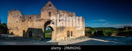 Domme Dordogne France, splendido villaggio fortificato o bastide con negozi, ristoranti e viste mozzafiato sul fiume Dordogna Foto Stock