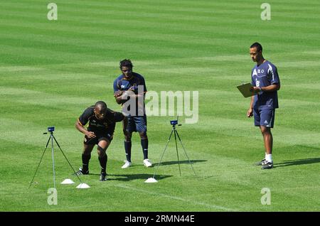 Wolverhampton Wanderers primo giorno di allenamento pre-stagione il nuovo ingaggio Steven Mouyokolo facendo test sprint osservati da Tony Daley e dal personale fitness Foto Stock