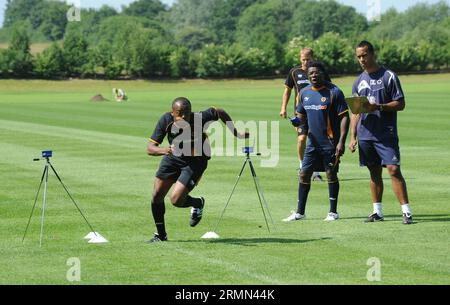 Wolverhampton Wanderers primo giorno di allenamento pre-stagione il nuovo ingaggio Steven Mouyokolo facendo test sprint osservati da Tony Daley e dal personale fitness Foto Stock