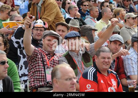 Tifosi di cricket tifosi in abiti eleganti all'Edgbaston Foto Stock