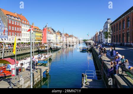 Copenaghen, Danimarca - 30 maggio 2023: Splendide facciate colorate e barche nel quartiere Nyhavn di Copenaghen, Danimarca, Europa Foto Stock