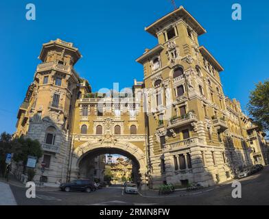 Palazzo degli Ambasciatori, con l'arco d'ingresso al quartiere Coppede, Roma Foto Stock