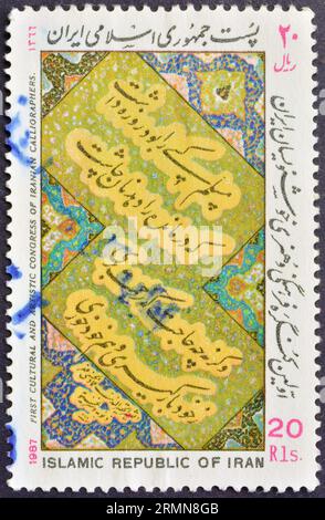 Francobollo cancellato stampato dall'Iran, che mostra i personaggi, congresso Calligrafia, circa 1980. Foto Stock