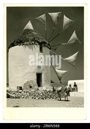 Cartolina originale della fine degli anni '1950 del 1960 del mulino a vento con vele funzionanti, utilizzato per macinare il grano. Isola greca di Mykonos, Cicladi, Grecia, questa immagine mostra gli ultimi anni di lavoro di questo mulino a vento. I mulini a vento sono caratteristiche iconiche di Mykonos. Foto Stock