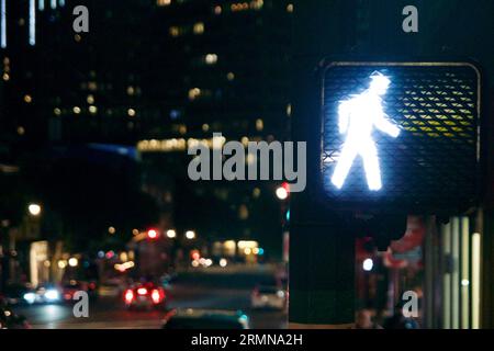 SAN FRANCISCO, CALIFORNIA, STATI UNITI - 26 NOVEMBRE 2018: Semafori pedonali per le strade di San Francisco di notte Foto Stock