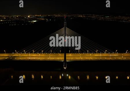 Vista notturna del ponte Megyeri a Budapest, Ungheria. Colpo di drone. Foto Stock