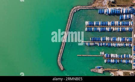 Vista dall'alto di un porto per barche nel lago Balaton in Ungheria. Yacht club. Attracco barche a vela. Green Lake. Foto Stock