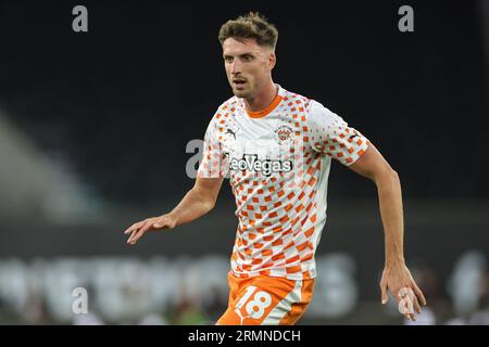 Jake Beesley #18 di Blackpool durante la partita di Carabao Cup Wolverhampton Wanderers vs Blackpool a Molineux, Wolverhampton, Regno Unito, 29 agosto 2023 (foto di Mark Cosgrove/News Images) Foto Stock