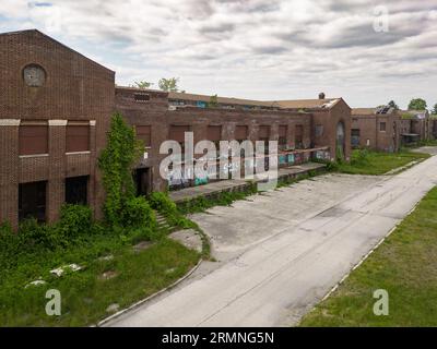 Kings Park, New York - 21 maggio 2023: Vista esterna dello storico ospedale psichiatrico abbandonato Kings Park. Foto Stock