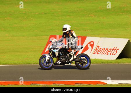 Weekend British Super Bike al Cadwell Park MSV 2023 ABK Beer 0% BMW Motorrad F 900 R Cup Foto Stock