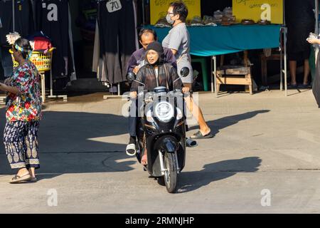 SAMUT PRAKAN, THAILANDIA, 02 2023 FEBBRAIO, la coppia cavalca in moto per strada. Foto Stock