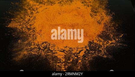 Curcuma, curcuma longa, polvere che cade su sfondo nero, Indian Spice Foto Stock