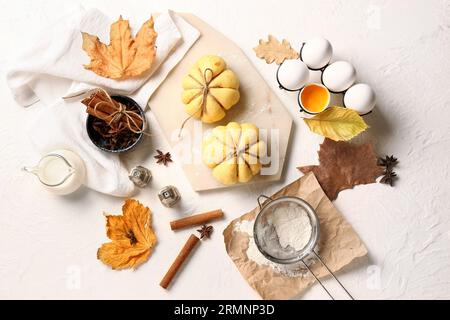 Panini a forma di zucca e ingredienti su sfondo bianco Foto Stock