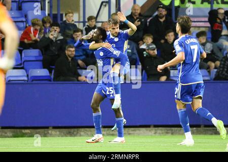 Birkenhead, Regno Unito. 29 agosto 2023. Wilfred Ndidi di Leicester City (25) festeggia con i suoi compagni di squadra dopo aver segnato il primo gol della sua squadra. EFL Carabao Cup, 2° round match, Tranmere Rovers contro Leicester City a Prenton Park, Birkenhead, Wirral martedì 29 agosto 2023. Questa immagine può essere utilizzata solo per scopi editoriali. Solo per uso editoriale, .pic di Chris Stading/ Credit: Andrew Orchard fotografia sportiva/Alamy Live News Foto Stock