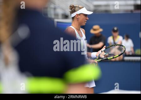 New York, USA. 29 agosto 2023. La tennista belga Yanina Wickmayer gioca contro vera Zvonareva (Russia) durante il Women's Singles Round 1 al torneo di tennis US Open 2023, tenutosi a Flushing Meadow Corona Park nel Queens, New York, NY, 29 agosto 2023. (Foto di Anthony Behar/Sipa USA) credito: SIPA USA/Alamy Live News Foto Stock