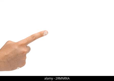 Mano maschile che punta all'angolo superiore isolato sullo spazio di copia di sfondo bianco, gesti della mano - puntando con indice Foto Stock