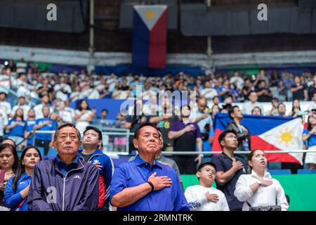 Manila, Filippine. 29 agosto 2023. I tifosi filippini rappresentano l'inno nazionale prima della terza partita della fase a gironi della Coppa del mondo di pallacanestro FIBA 2023 tra le Filippine e l'Italia all'Araneta Coliseum-Manila. Punteggio finale; Italia 90:83 Filippine. Credito: SOPA Images Limited/Alamy Live News Foto Stock