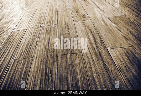 piastrelle laminate sul pavimento, primo piano grunge Foto Stock