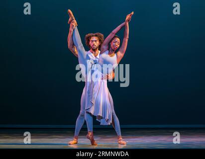 I ballerini di Alvin Ailey Ashley Mayeux e James Kilmer si esibiscono al festival internazionale di Edimburgo, Scozia, Regno Unito Foto Stock