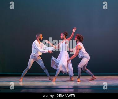 Performance dei ballerini di Alvin Ailey Ashley Mayeux, Christopher Wilson e James Gilmer, Edinburgh International Festival, Scozia, Regno Unito Foto Stock