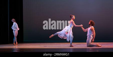 Performance dei ballerini di Alvin Ailey Ashley Mayeux, Christopher Wilson e James Gilmer, Edinburgh International Festival, Scozia, Regno Unito Foto Stock