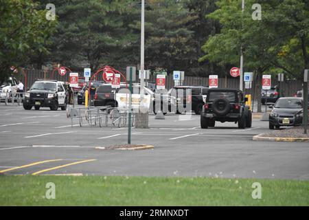 Clark, Stati Uniti. 29 agosto 2023. Le autorità indagano sull'allarme bomba in un negozio Target nel New Jersey. Le autorità hanno risposto a una minaccia bomba al bersaglio a Clark, New Jersey martedì mattina. Clienti e personale sono stati portati fuori dal negozio mentre la polizia indagava. Le minacce di bombe si sono verificate in diversi stati in tutti gli stati Uniti d'America martedì che ha colpito numerose località. Credito: SOPA Images Limited/Alamy Live News Foto Stock