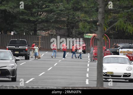 Clark, Stati Uniti. 29 agosto 2023. I dipendenti hanno il permesso di inserire il target dopo aver cancellato tutto. Le autorità hanno risposto a una minaccia bomba al bersaglio a Clark, New Jersey martedì mattina. Clienti e personale sono stati portati fuori dal negozio mentre la polizia indagava. Le minacce di bombe si sono verificate in diversi stati in tutti gli stati Uniti d'America martedì che ha colpito numerose località. Credito: SOPA Images Limited/Alamy Live News Foto Stock