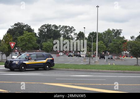 Clark, Stati Uniti. 29 agosto 2023. Le autorità indagano sull'allarme bomba in un negozio Target nel New Jersey. Le autorità hanno risposto a una minaccia bomba al bersaglio a Clark, New Jersey martedì mattina. Clienti e personale sono stati portati fuori dal negozio mentre la polizia indagava. Le minacce di bombe si sono verificate in diversi stati in tutti gli stati Uniti d'America martedì che ha colpito numerose località. (Foto di Kyle Mazza/SOPA Images/Sipa USA) credito: SIPA USA/Alamy Live News Foto Stock