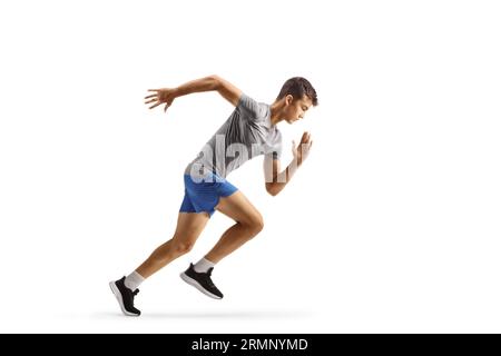 Foto a lunghezza intera di un giovane uomo in forma che corre veloce isolato su sfondo bianco Foto Stock