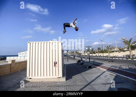 Gaza City, Palestina. 28 agosto 2023. Un uomo palestinese sussulta vicino al mare nella Striscia di Gaza settentrionale. (Foto di Mahmoud Issa/SOPA Images/Sipa USA) credito: SIPA USA/Alamy Live News Foto Stock