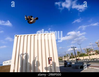Gaza City, Palestina. 28 agosto 2023. Un uomo palestinese sussulta vicino al mare nella Striscia di Gaza settentrionale. (Foto di Mahmoud Issa/SOPA Images/Sipa USA) credito: SIPA USA/Alamy Live News Foto Stock