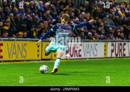 Rodney Parade, Newport, Regno Unito. 29 agosto 2023. EFL Carabao Cup Football, Newport County contro Brentford; Keane Lewis-Potter di Brentford incrocia la palla. Credito: Action Plus Sports/Alamy Live News Foto Stock