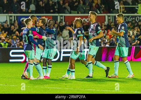 Rodney Parade, Newport, Regno Unito. 29 agosto 2023. EFL Carabao Cup Football, Newport County contro Brentford; i giocatori di Brentford celebrano la loro vittoria. Credito: Action Plus Sports/Alamy Live News Foto Stock